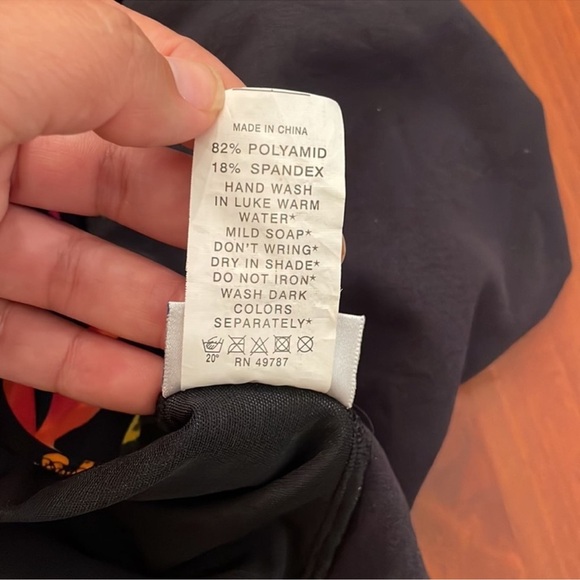 Gottex Black Pink multicolor floral one piece
Swimsuit slim fit foam cups Sz 10 - Picture 14 of 14